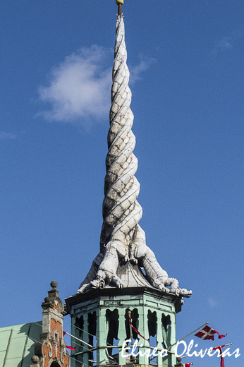 Dragon spire in Copenhagen.jpg